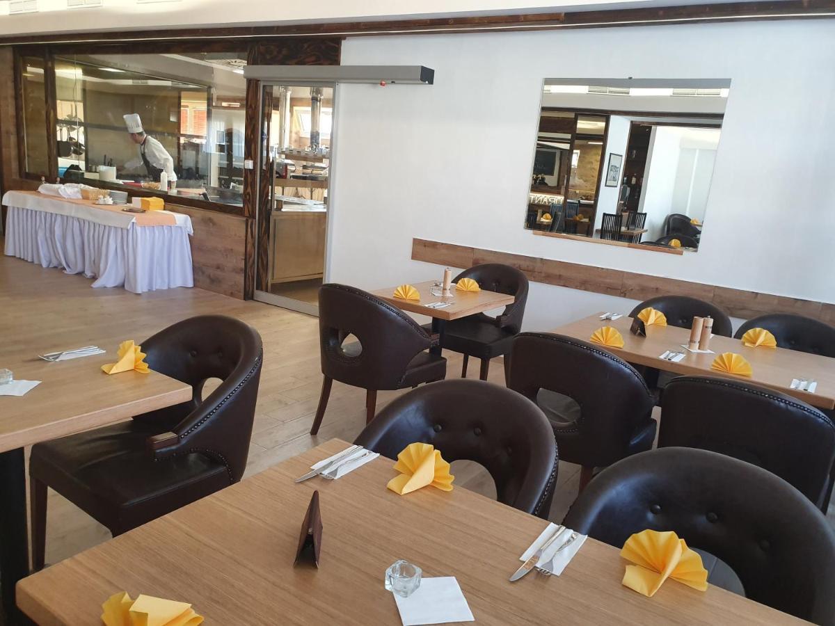 Hotel Frymburk Esterno foto