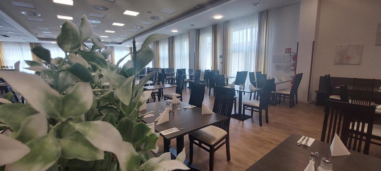 Hotel Frymburk Esterno foto